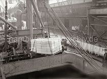 historische Fotos von der Arbeit im Hamburger Hafen - Schiffsladung lschen; ca. 1932