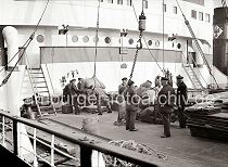 478_B_329 An Deck des Frachters im Hamburger Hafen bereiten die Hafenarbeiter das Lschen einer Ladung Scke vor. Die Hieve Sackgut wird auf einer mobilen Wage gewogen, um dann mit dem Kran an Land gebracht zu werden. 