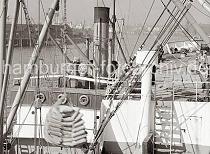 658_684 Die Ladung eines Frachters wird im Hamburger Hafen gelscht. Eine Hieve Scke wurde gerade aus dem Laderaum des Frachtschiffs geholt und wird mit dem Kran an Land gebracht.