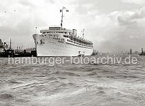 743_362 Das Passagierschiff Wilhelm Gustloff am Ponton vor der berseebrcke - das 1937 gebaute Schiff wurde von der national- sozialistischen Organisation "Kraft durch Freude Kdf" als Kreuzfahrtschiff genutzt.