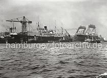 756_4_B_301 Blick ber die Elbe auf die Werftanlagen der DEUTSCHEN WERFT am Reiherstieg - auf den Portal der Kabelkrne steht der Schriftzug der 1918 auf Finkenwerder gegrndeten Hamburger Werft; 1927 wurde auch die Reiherstiegwerft auf Hamburg-Steinwerder bernommen.