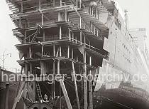 759_630 An einem Passagierschiff der HAPAG Reederei wird im Schwimmdock der Werft Bohm & Voss gearbeitet - u.a. wurde 1933/34 der Turbinen-Schnelldampfer  Deutschland (IV) von 183m auf 197m auf der Hamburger Werft verlngert.