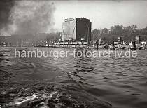 792_169a Blick vom fahrenden Schiff ber die Elbe zum UNION KHLHAUS in Neumhlen / Altona. Ein Frachtsegler liegt am Kai, eine Barkasse fhrt elbaufwrts.