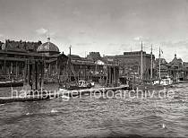 797_B_219a Fischereiboote liegen am Anleger vor der Fischauktionshalle Hamburg Altona; Netze sind zum Trocknen ausgelegt. Rechts das expressionistische Backsteinkhlhaus, das 1927 von den Hamburger Architekten Zerbe & Harder entworfen wurde. Dahinter die Hamburger Fischauktionshalle in St. Pauli. 