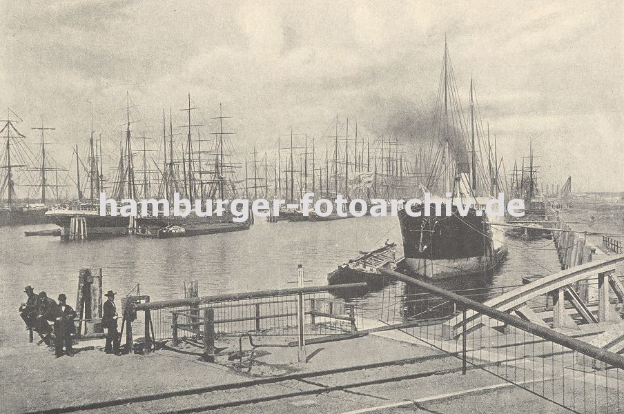 0953973 Hamburger historische Bilder vom Hafen,  Blick in den Segelschiffhafen ca. 1890; dicht gedrngt liegen die Segelschiffe mit den hohen Masten am Kai oder an festgetut an den Duckdalben auf Reede. Links der Amerikakai und rechts der Asiakai - im Hintergrund rechts der grosse Kran von Krahnhft.