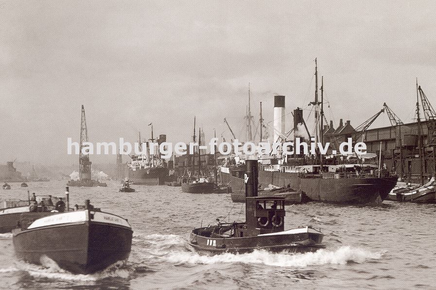 0953982 Blick ber den Hansahafen zur Elbe; im Hintergrund ist der Zeitball-Turm vom Kaiserspeicher ( Kaispeicher A ) zu erkennen. Rechts liegen Frachter am Oswaldkai, ein Schwimmkran fhrt Richtung Elbe.
