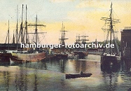 k_0954013 Segelschiffe mit hohen Masten und Takelage liegen im alten Harburger Hafen - rechts ein Silo am Kai. Eine Barkasse fhrt mit einem Steuermann durch das Hafenbecken von Harburg. 