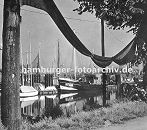 0954028 Blick in den Fischereihafen von Hamburg Finkenwerder - dicht an dicht liegen die Fischkutter im Hafenbecken. Fischnetze sind zum Trocknen aufgehngt.