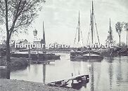 0954031 historisches Motiv vom Finkenwerder Fischereihafen - Fischerboote liegen vor Anker, ein Bootssteg fhrt ins Wasser. Im Hintergrund der Finkenwerder Wasserturm und Werftgebude. 