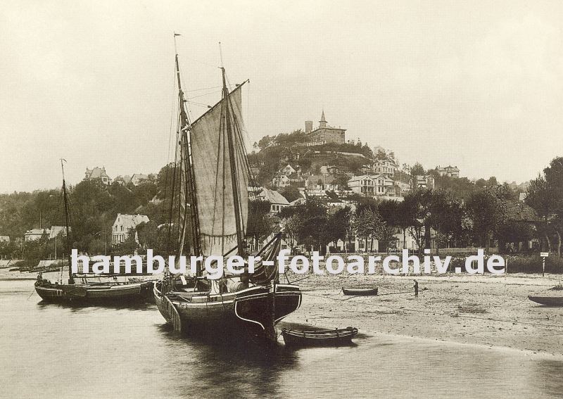 09540361 historisches Foto von Hamburg Blankenese; zwei Fischerboote liegen am Elbstrand - im Hintergrund die Huser des Fischerdorfes Blankenese und der Sllberg.