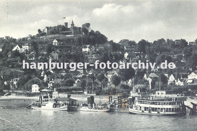 09540363 Ansicht vom alten Hamburg Blankenese - drei Ausflugsschiffe haben am Anleger festgemacht. Eine Wassertreppe fhrt vom Ponton zum Ufer. Auf der Spitze des Sllbergs die Trme des Restaurants.