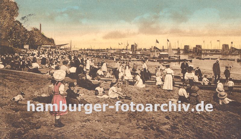 09540367 historisches Foto einer Strandszene an der Elbe bei Altona, Oevelgoenne / Neumhlen. Die Kinder sitzen in ihren Kleidern im Sand, ein Hund sieht dem Treiben zu. Frauen / Mtter mit Sonnenhten und Kleidern und Mnner mit Strohhten oder Mtzen sitzen im Anzug am Elbufer.