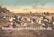 09540367 historisches Foto einer Strandszene an der Elbe bei Altona, Oevelgoenne / Neumhlen. Die Kinder sitzen in ihren Kleidern im Sand, ein Hund sieht dem Treiben zu. Frauen / Mtter mit Sonnenhten und Kleidern und Mnner mit Strohhten oder Mtzen sitzen im Anzug am Elbufer.