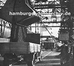 0954040 alte Hamburg Fotos von Hamburg Altona - Kohlekai am Altonaer Hafen; Krne schtten die Kohle in die bereitstehenden Lastwagen -  Hafenarbeiter dirigieren das Schttgut mit einer langen Stange - im Hintergrund ein Gterwaggon auf den Schienen der Hamburger Hafenbahn; darber die Frderanlagen fr die angelandete Kohle.