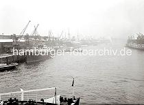 02226_695 Der Baakenhafen im Nebel - Frachtschiffe liegen am Versmannkai, Schuten und Binnenschiffe  haben fr eine Auenbordbeladung lngsseits fest gemacht.