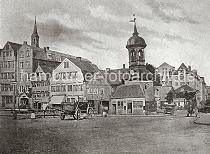 S0126_024_213 Wohngebäude bei St. Annnen - ein Pferdefuhrwerk steht auf der Strasse sowie mehrere Transportkarren. In der rechten Bildmitte der Turm von der schon 1812 abgebrochenen St. Annen Kapelle - links die Turmspitze der St. Katharinen Kirche. Ab 1883 wurden die Wohnviertel auf den Elbinseln