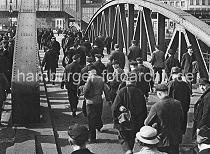 0194_3506_21 Niederbaumbrücke über den Zollkanal; Hafenarbeiter gehen nach Schichtende nach Hause - im Hintergrund das Gebäude der Hochbahnhaltestelle Baumwall.