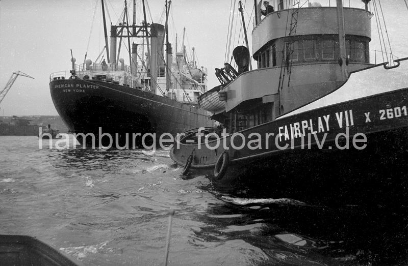 Schlepper im Hamburger Hafen - Frachtschiff  179_03 Der Hafenschlepper FAIRPLAY VIII hat seine Leine am Heck des US-amerikanischen Frachters AMERICAN PLANTERS festgemacht und untersttzt das Manver im Hamburger Hafen.