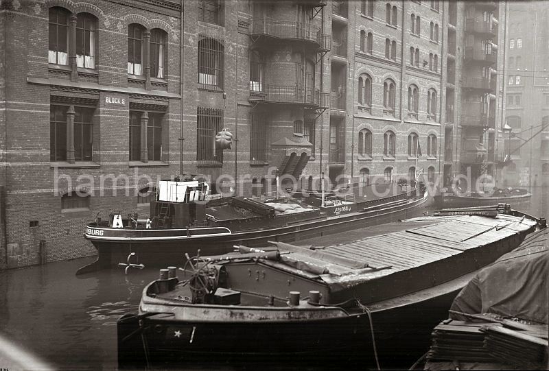 Alte Hafenfotos auf Fotoleinwand mit Rahmen oder Poster zum schenken für Weihnachten, Geburtstag, Jubilaeum oder zur Dekoration  497_B_342 Lastkähne im Wandrahms Fleet der Speicherstadt Hamburg. Die Ladung eines der Binnenschiffe wird gelöscht - eine Hieve Säcke wir über eine Winde auf einen der Lagerböden des Speicherblocks S gebracht. Im Hintergrund re. das Verbindungsfleet zum Zollkanal. 