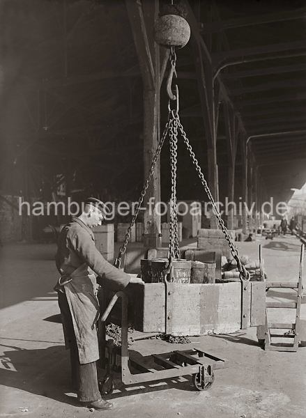 Altes Bildmaterial vom Hamburger Hafen / Archiv HHLA; Gterumschlag - Verladung von Fssern, Transportkarre; ca. 1930.  526_437 Holztonnen werden in einer Verladekiste vom Schiff an land gebracht und dort auf eine Dreirad-Transportkarre gestellt. Damit bringt der Hafenarbeiter die Fsser an ihren Lagerplatz.