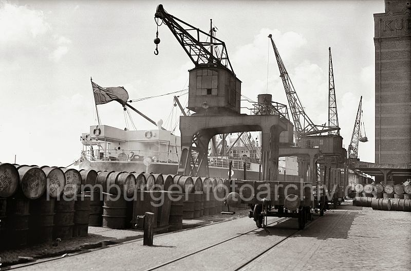 otos von der Geschichte des Hafen Hamburgs // Gterwaggon der Hamburger Hafenbahn - gestapelte Fsser, Khlhaus Neumhlen; ca. 1936. 531_B_290 Ein britischer Frachter hat am West Kai vor dem Khlhaus Neumhlen fest gemacht - ber Portalkrne wird die Ladung gelscht. Auf dem Kai sind Fsser gestapelt, auf der Gleisanlage stehen Gterwaggons der Hafenbahn und warten darauf, beladen zu werden.