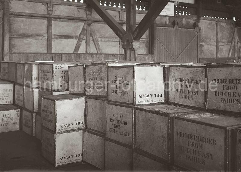 Hafenfotos zur Dekoration vom Buero in der Firma. Alte Bilder Fotos vom Hamburger Hafen Kistenlagerung im Kaischuppen des Hamburger Hafens.  572_652 Kisten mit Rohkautschuk in einem Lagerschuppen im Hamburger Hafen - die Kistenaufschrift zeigt das der Rohstoff von den Dutch East Indies stammt und in Belawan verschifft wurde.