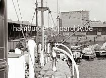 602_671a Blick über den Grasbrookhafen und den am Dalmannkai liegenden Schiffe zum Heringskühlhaus. Das markante Gebäude am Hübenerkai wurde vom Hamburger Oberbaudirektor Fritz Schumacher entworfen.