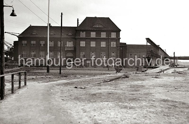 Historische Bilddokumente aus dem Archiv der Hamburger Hafen und Logistik AG. Verwaltungsgebude des Verteilungsschuppen 57 / 58 - Baustelle Hafenerweiterung; ca. 1934.  622_11_203 Stirnseite des Verteilungsschuppen 57 /58 der an der am Afrikahft zwischen dem Sdwesthafen und Indiahafen liegt. Das Areal ist eine Baustelle; der Schuppen wird erweitert und der Togokai seinen Kaianlagen gebaut. Der alte Petroleumhafen wurde ab den 1920er Jahren wegen des erhhten Stckgutaufkommens zum Sdwesthafen umgebaut.