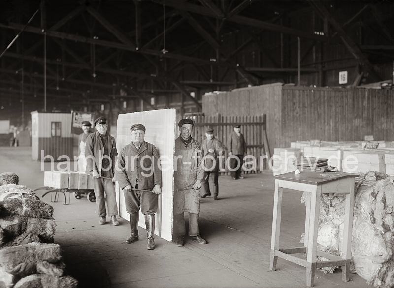 Transport einer Marmorplatte mit Handhaken; ca. 1932 - 637_414a Mit Handhaken haben die Arbeiter die schwere Marmorplatte aufgenommen und tragen diese an ihren Bestimmungsort; im Hintergrund hat ein sind Kisten auf eine Sackkarre gestapelt.