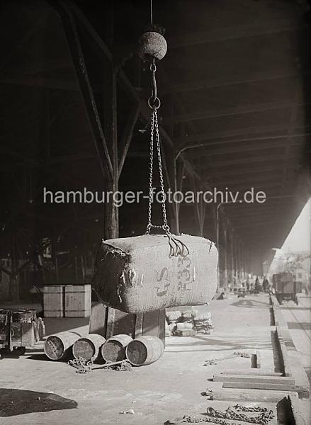671_440 Mit einem speziellen Ladegeschirr fr Wollballen setzt ein Hafenkran seine Ladung auf der Rampe ab; mit Eisenkrallen, die an einer Kette am Kranhaken hngt, wird der Ballen gehalten. Hafenfotos  aus dem Bild-Archiv der HHLA. Ladegeschirr fr Wollballen; ca. 1934. Historische Hamburg-Motive. 