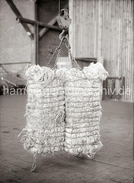 Bilddokumente der HHLA zur Geschichte der Hafenarbeit. Ladegeschirr fr Wollballen im Hamburger Hafen; ca. 1934.  677_423 Zwei Wollballen werden von einem Ladegeschirr, dessen Haken sich in das weiche Material pressen, getragen.