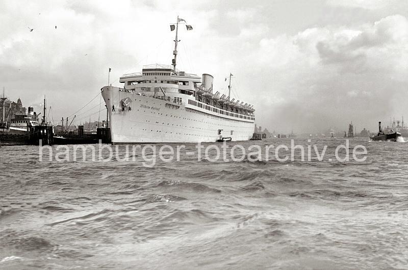 Historische Schiffsfotografien aus dem Hafen Hamburgs - Passagierschiff WILHELM GUSTLOFF - berseebrcke ; ca.1938. 743_362 Das Passagierschiff Wilhelm Gustloff am Ponton vor der berseebrcke - das 1938 gebaute Schiff wurde von der national- sozialistischen Organisation "Kraft durch Freude Kdf" als Kreuzfahrtschiff genutzt.