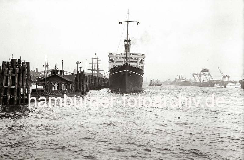 752_B_279a Die RMS VICEROY OF INDIA der Reederei Peninsular and Oriental Steam Navigation Company (P&O) liegt am Ponton im Hamburger Hafen in der Nhe der St. Pauli Landungsbrcken. Im Hintergrund ist re. der eiserne Brckenbogen der berseebrcke zu sehen - rechts die Krananlagen der DEUTSCHEN WERFT.  Steamer VICEROY OF INDIA im Hamburger Hafen; ca.1932