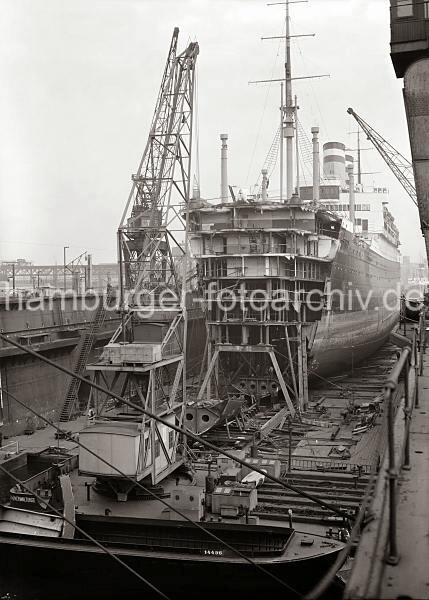 Alte Hamburger Hafenbilder Schiffsumbau im Schwimmdock - Werft Blohm & Voss; ca.1934.  761_634 Eines der vier HAPAG Passagierschiffe der Ballin-Klasse liegt fr Umbauarbeiten im Trockendock der Traditionswerft Blohm & Voss. Neben den Schnelldampfern ALBERT BALLIN, DEUTSCHLAND, NEW YORK wurde auch das Passagierschiff HAMBURG in den 1920er Jahren auf der Hamburger Werft gebaut.