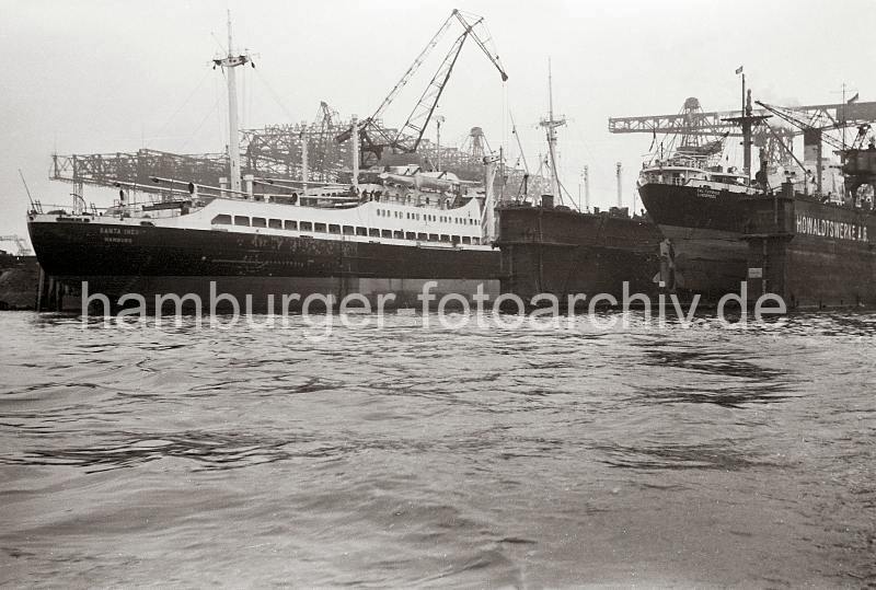 Historische Hamburg Bilder als Geschenk fuers Buero - Motorschiff SANTA INS / HAMBURG SD - HOWALDSWERKE; 1953. 766_2 Das Kombischiff SANTA INS liegt am Ausrstungskai der Hambuger HOWALDSWERKE AG - dies kombinierte Fracht- und Passagierschiff der Reederei HAMBURG SD ist der letzte Neubau der Santa-Klasse. Das Motorschiff hat eine Lnge ber alles von 146m und eine Breite ber alles von 18,70m. Bei einer Besatzung von 54 Personen sind Kabinenpltze fr 54 Passagiere vorhanden. Rechts liegt ein englischer Frachter zur Reparatur im Schwimmdock