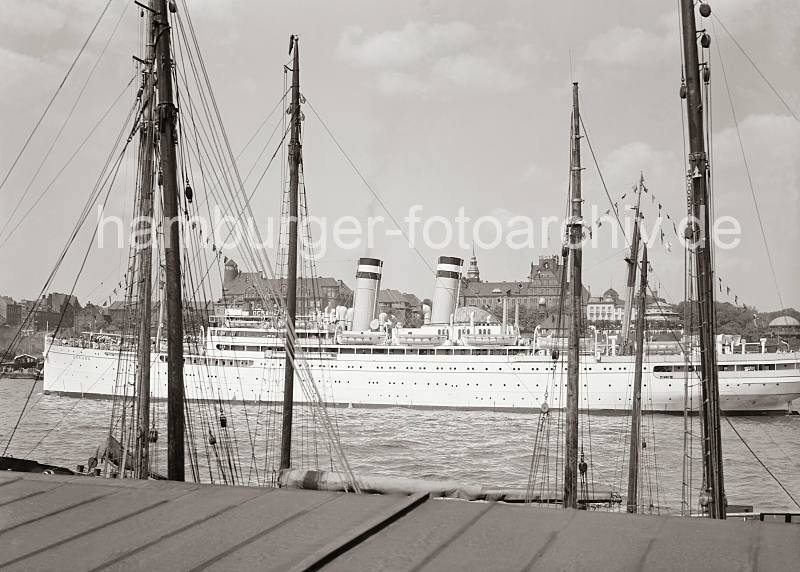 Alte Hamburger Hafenbilder als Geschenk zum Firmenjubilum als Fotoposter oder Fotoleinwand - KdF-Kreuzfahrtschiff OCEANA verlsst den Hamburger Hafen; ca. 1936. 71_762 Der KdF-Passagierdampfer OCEANA luft aus dem Hamburger Hafen aus - das Kreuzfahrtschiff befindet sich Hhe St. Pauli Landungsbrcken. Hinter den Schiffsaufbauten des 1923 erbauten Dampfers ist lks. der Schumacher-Bau des Hamburger Tropeninstituts zu erkennen. In der Mitte das 1905 von den Architekten Hans Zimmermann und AlbertErbe entworfene Gebude der Navigationsschule, rechts davon Wiezels Hotel.