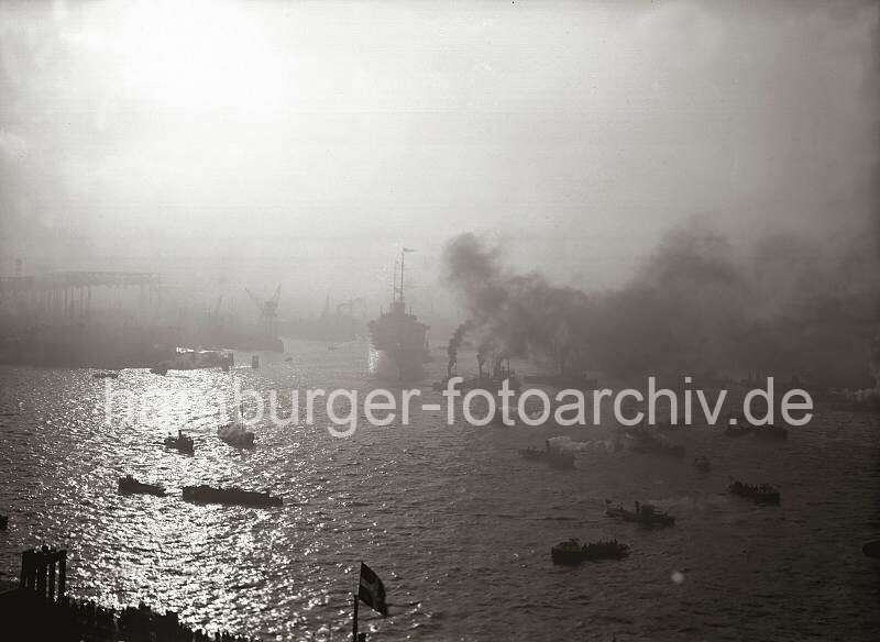 Gegenlichtaufnahme Hafen Hamburg - Schlepper, Qualm - Schnelldampfer EUROPA; ca. 1930.  774_195a Das Schnelldampfer EUROPA luft aus dem Hamburger Hafen aus.  Das 282m lange und 30m breite Schiff wird von Schleppern aus dem Vorhafen gezogen auf die Elbe gezogen. Barkassen mit Schaulustigen an Bord begleiten das 27 kn schnelle Passagierschiff ein Stck auf Elbe.