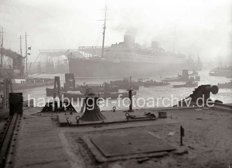 Passagierschiff EUROPA - Barkassen und Schlepper im Vorhafen; ca. 1930; ca. 1930. Hamburgbilder als Druck /  Weihnachtsgeschenk, Geburtstagsgeschenk, Jubilaeumsgeschenk.  775_196 Der Turbinendampfer EUROPA wird von Schleppern aus dem Vorhafen auf die Elbe gezogen - luft aus dem Hamburger Hafen aus.  Mit einer Maschinenleistung von 130 000 PS konnte der Schnelldampfer mehr als 27 Knoten erreichen - so gewann das Schiff bei seiner Jungferfahrt, die 1930 von Bremerhaven aus nach New York starte gleich das Blaue Band. Diese Ehrung bekam das schnellste Schiff fr bezahlende Passagiere auf der Transatlantik-Route Europa-New York.