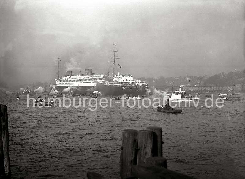 Historische Schiffsbilder -   Schnelldampfer EUROPA - Nordatlantik-Liner der Norddeutschen Lloyds. Alte Hamburg Fotos als Jubilaeumsgeschenk, auf Fotoleinwand oder Fotopapier. 779_198 Das Passagierschiff EUROPA auf der Elbe vor Altona - das 282m lange Dampfer hat eine Maschinenleistung von 130 000 PS und eine Hchstgeschwindigkeit von 27 Knoten. Mehr als 2000 Passagiere knnen auf dem Luxusliner den Nordatlantik berqueren.