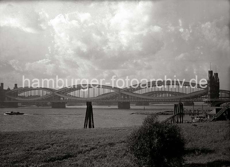 Historische Hamburgbilder - Strassenbrcke / Norderelbbrcke - Hamburg Rothenburgsort, Entenwerder. Alte Hamburg Bilder als Geschenk fuer den Vater zur Rente/ Fotoleinwand oder Fotopapier.  783_142 Die Strassenelbbrcke mit dem eindrucksvollen Portal wurde 1899 fertig gestellt. Im Vordergrund die Einfahrt zum Entenwerder Zollhafen / Haken und dem Kanal zum Billehafen und Oberhafen. 