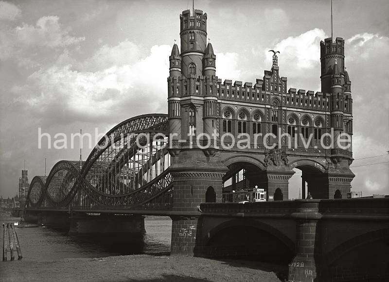 Historische Hamburgfotos - Portal Norderelbbrcke -  Alte Hamburg Bilder als Geschenk zur Einnerung, Hamburger Vergangenheit auf Fotoleinwand oder Fotopapier.  784_142 Portal der 1899 fertig gestellten Straenelbbrcke ber die Norderelbe zwischen der Veddel und Hamburg Rothenburgsort - am anderen Ufer sind Wohngebude des Stadtteils zu erkennen. Eine Straenbahn mit der Aufschrift "Freihafen" passiert gerade das imposanten Portal der Norderelbbrcke.