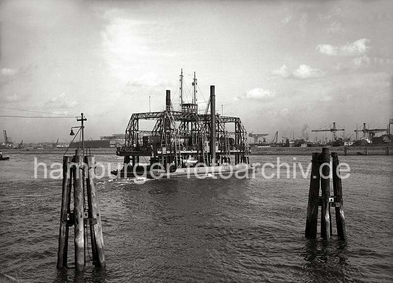 Historische Hamburgfotos - Eisenbahnfhre ber den Khlbrand; ca. 1934-  Alte Hamburg Fotografien als Geschenk zur Einnerung an die Hamburger Vergangenheit auf Fotoleinwand oder Fotopapier.  785_144 Die Eisenbahnfhre "Fhrschiff II" berquert mit einigen Gterwaggons den Khlbrand; das Fhrschiff, auch Trajekt verbindet Waltershof mit  Steinwerder. Im Hintergrund Krananlagen vom Vulkanhafen und dem Rohafen.