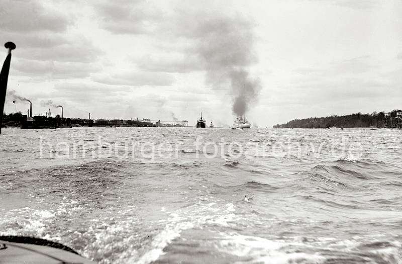 Historische Hamburg-Bilder Elbe Hamburtg Waltershof, Tankschiffhafen - Schiffsverkehr ; ca. 1936 -  Hamburger Bilder als Dekoration fuers Buero auf Fotoleinwand oder Fotopapier.  789_374a Schiffe auf der Elbe vor Hamburg Waltershof - lks. die Einfahrt zum Waltershofer Hafen anschliessend sind die groen Tanks des Tankschiffhafens zu erkennen. Im Hintergrund das Lotsenhaus und die Kabelkrananlage der DEUTSCHEN WERFT auf Hamburg Finkenwerder.