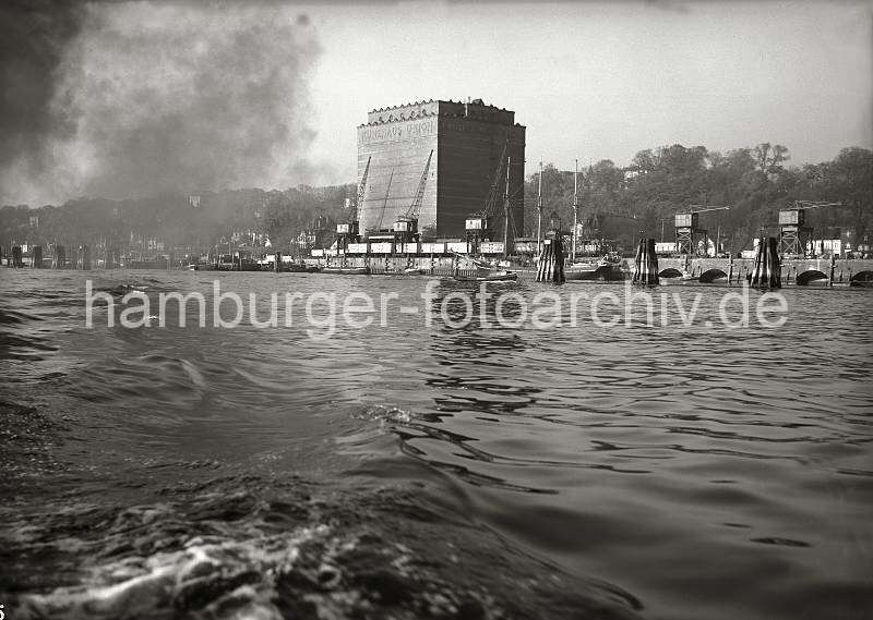 Historische Bilder aus dem Archiv der HHLA - Khlhaus Neumhlen / Krne auf der Kaianlage; ca. 1932. Historisches Hamburg: Fotodrucke auf Leinwand + Foto-Poster.  791_3826 Blick vom fahrenden Schiff ber die Elbe zum UNION KHLHAUS in Neumhlen / Altona. Ein Frachtsegler liegt am Kai, eine Barkasse fhrt elbaufwrts.