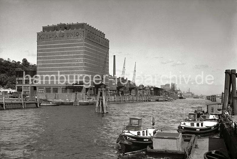 Alte Fotos, Anleger und Khlhaus Union Hamburg Neumhlen, Kaianlage; ca. 1937. Altes Hamburg: Fotodrucke auf Leinwand + Foto-Poster als Hamburg-Geschenk. 794_B_223 Blick vom Anleger Neumhlen auf das Khlhaus und die Altonaer Hafenanlagen. Im Vordergrund liegen Barkassen am Ponton des Fhranlegers. Am Hafenkai haben Schuten fest gemacht; neben dem expressionistischen Klinkerbau des Khlhauses der hohe Schornstein der 1885 in Betrieb genommene Dampfmhle C. Hedrich AG. Dort werden Graupen, Haferflocken, Hirse und Getreidekaffee produziert. 