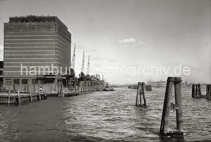 Historische Fotos, Klinkerarchitektu Khlhaus Union Neumhlen, Kaianlage; ca. 1937. Altes Hamburg: Fotodrucke auf Leinwand + Foto-Poster als Hamburg-Geschenk. 795_B_223a Hafenanlagen beim Khlhaus Neumhlen - Schuten liegen an der Kaimauer; im Hintergrund die hohen Portale der Kabelkrne und Helligen der Hamburger Werften an der Elbe.