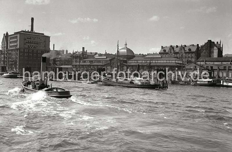 Historische Fotos, Altonaer Fischauktionshalle - Fhranleger Altona; ca. 1937. Geschichte Hamburg in Bilder: Fotodrucke auf Leinwand + Foto-Poster als Hamburg-Geschenk.  796_B_219 HBlick auf die 1895/96 gebaute Fischauktionshalle von Altona. Segelschiffe liegen am Ponton und der Kaianlage; ein Schlepper fhrt in voller Fahrt elbabwrts, Qualm steigt aus seinem hohen Schornstein. Lks. das Betriebsgebude der Weizenmhle H. W. Lange u. Co. KG.