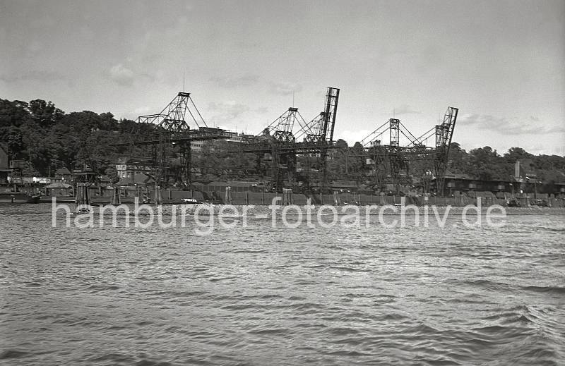 Alte Fotografien Altona - Altonaer Kohlehafen, Krananlagen. AltonaBilder als Kunstdruck auf Leinwand + Poster. 808_B_221 Krne am Altonaer Kohlehafen - ber die weit ber das Wasser hinausragenden Ausleger der Krne werden wird die Ladung der Kohlefrachter und Schuten gelscht. An der Groen Elbstrae liegen die Gleisanlage der Hafenbahn - am Elbhang Wohnhuser mit Ausblick auf die Elbe..