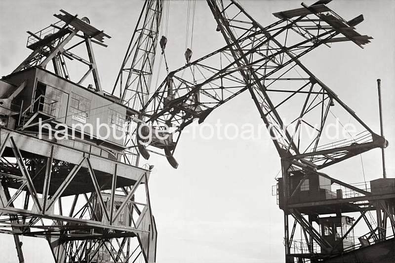 Alte Bilder Altonas - Demontage des Schwerlastkrans am Altonaer Hafen. Altonaer Bilder auf FotoleinwandLeinwand + als Fotoposter. 812_2_352a Arbeiter haben die Verbindungen des Kranauslegers gelst - zwei Schwimmkrne heben den Ausleger auf den Hafenkai..