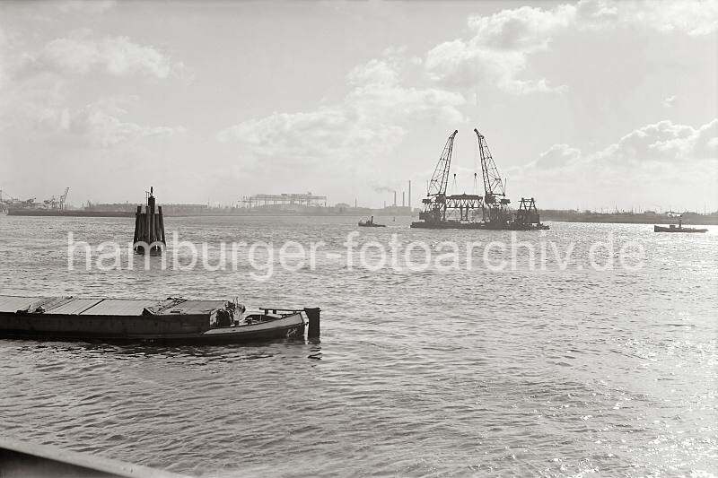 Alte Aufnahmen Altonas - Schwimmkrne transportieren ein Kranteil auf der Elbe; 1938. Altonaer Bilder auf FotoleinwandLeinwand + als Fotoposter.  814_2_359a Die beiden Schwimmkrne haben vom Altonaer Kai abgelegt und transportieren das Kranelement gemeinsam auf der Elbe. Durch den Anschluss Altonas an Hamburg 1936 wurden auch die beiden Hfen Hamburg und Altonas koordiniert. In diesem Zusammenhang wird der 40t Doppel-Lenker Wippkran im Altonaer Hafen abgebaut und am Rohft wieder aufgestellt.